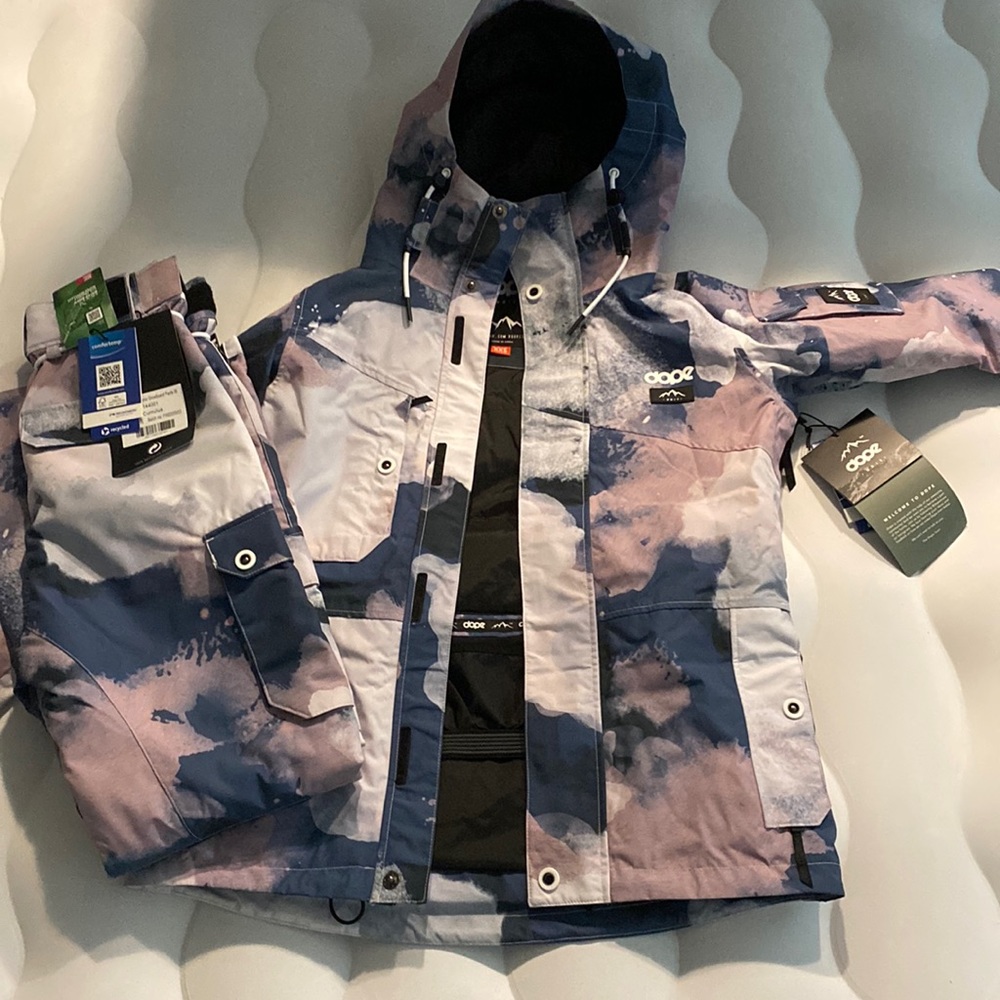DOPE SKI xxs Style Adept Color Cumulus. Beautiful Set, brand new.